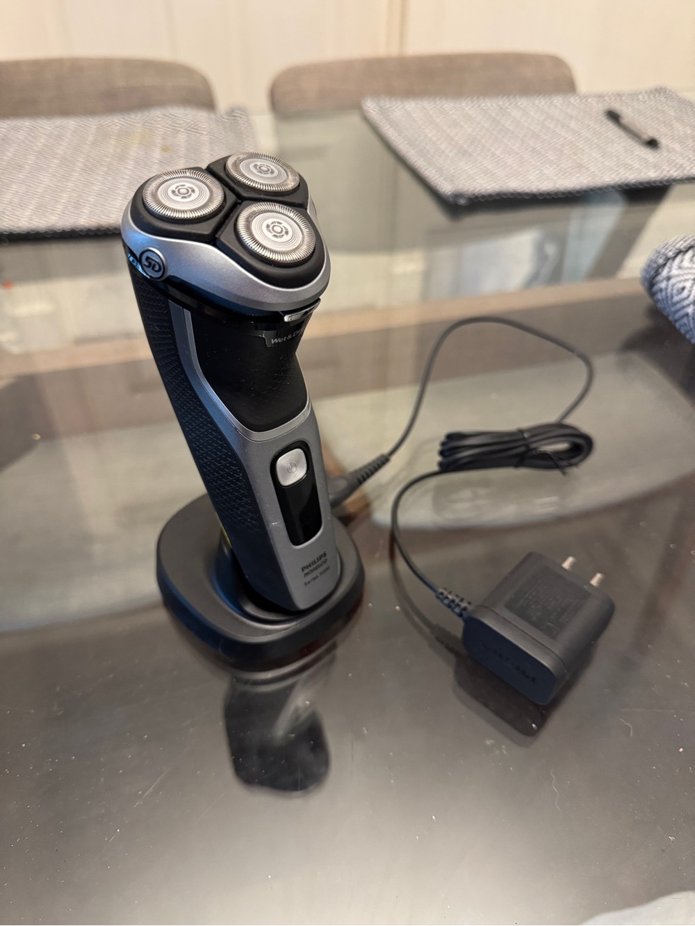 Philips Norelco 3000 electric shaver razor used with charging cord